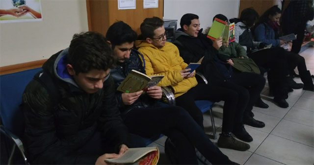 Okula geç kalan öğrenci kitap okuyor