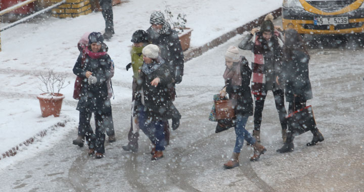 Meteoroloji son hava tahminini yayınladı! Salı günü Akhisar'da kar görünüyor
