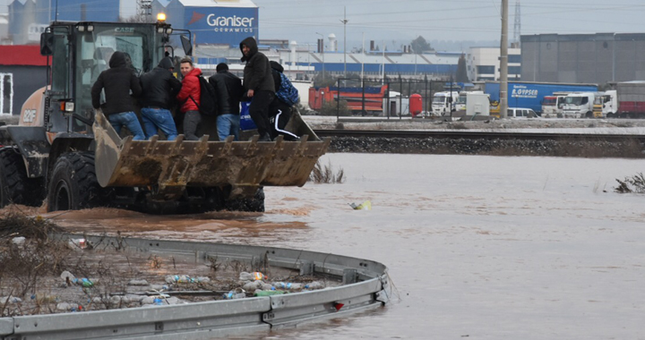 Akhisar’da dere taştı, İstanbul-İzmir yolu sular altında kaldı!