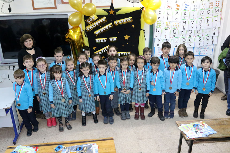 Akhisar Misak-ı Milli İlkokulunda karne heyecanı yaşandı