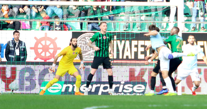 Akhisarspor, evinde Başakşehir'e 3-0 mağlup oldu