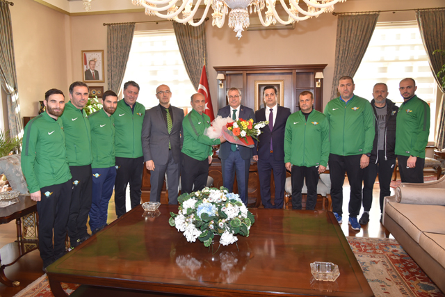 Vali Deniz, Akhisarspor futbol altyapı antrenörlerini ağırladı