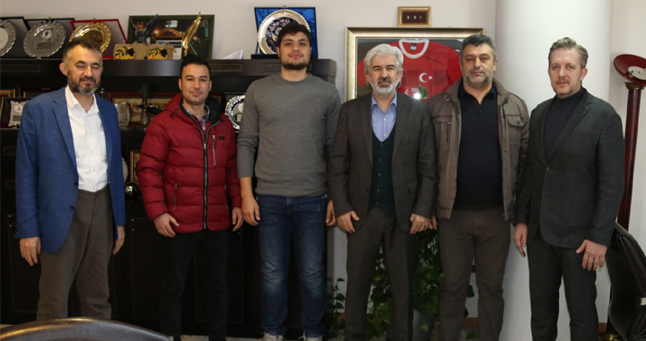 Akhisar Belediye Başkanı Salih Hızlı’dan şampiyon boksöre ödül