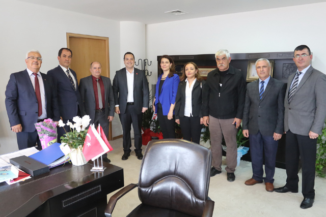 Akhisar Belediye Başkanı Besim Dutlulu, ziyaretçilerini kabul ediyor