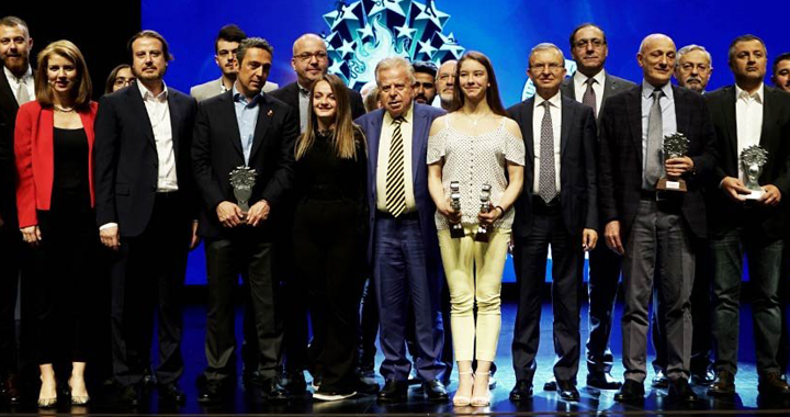 Akhisar’ın altın kızı Ayşe Begüm Onbaşı, Yılın Sporcusu ödülüne layık görüldü