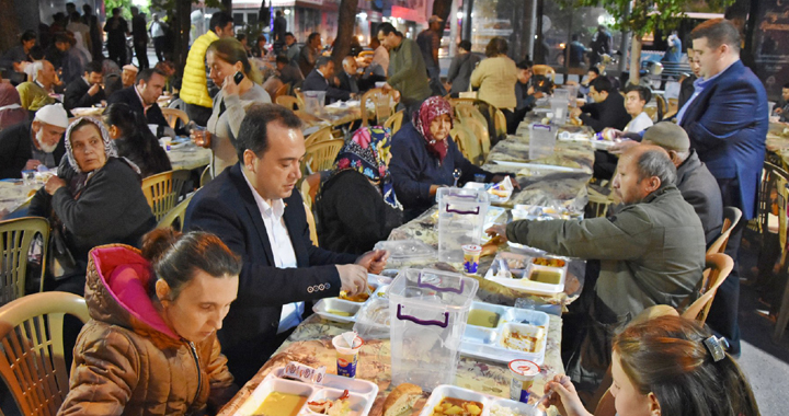 Başkan Dutlulu, ilk iftarını halkla birlikte açtı