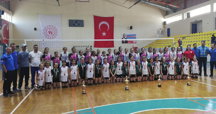 Akhisargücü, mini voleybol ligini kupayla tamamladı