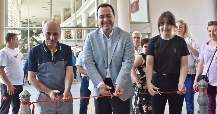 Akhisarlı genç ressam Gülsen Üstündağ ilk kişisel sergisini açtı