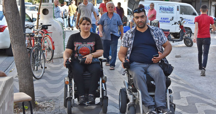 Engelli vatandaşlardan kaldırım işgali konusunda duyarlılık çağrısı