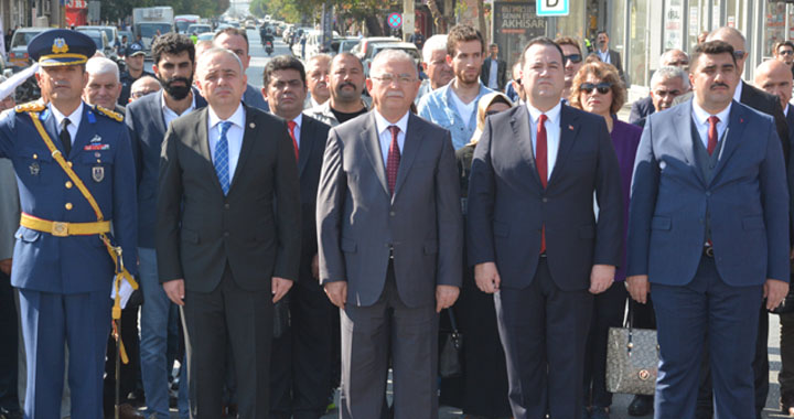 Cumhuriyet Bayramı 96’inci yılı çelenk sunma programı ile başladı