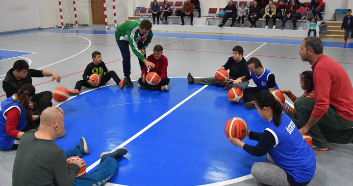 Akhisarlı özel çocuklara basketbol eğitimi
