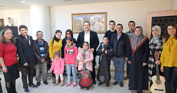 Başkan Besim Dutlulu, ulaşım desteği verdiği engelli öğrencileri konuk etti