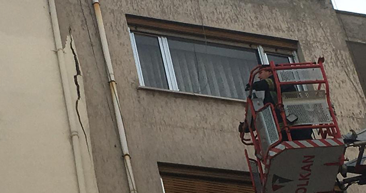 İtfaiye ekipleri tarafından depremin izleri temizleniyor