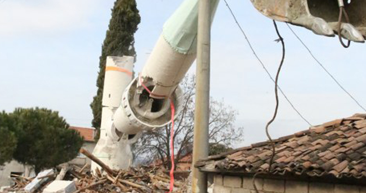 Depremde ağır hasar gören minarenin yıkımı yapıldı