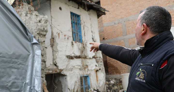Akhisar’ın Süleymanlı Mahallesinde hasarlı binalar korkutuyor