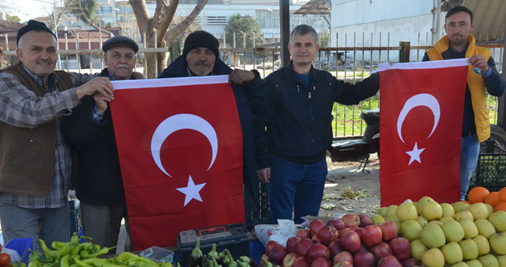 Akhisar Belediyesi şehitler için bayrak dağıttı