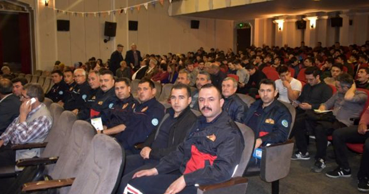 Akhisar'da 'Depremle yaşamak' konferansı düzenlendi