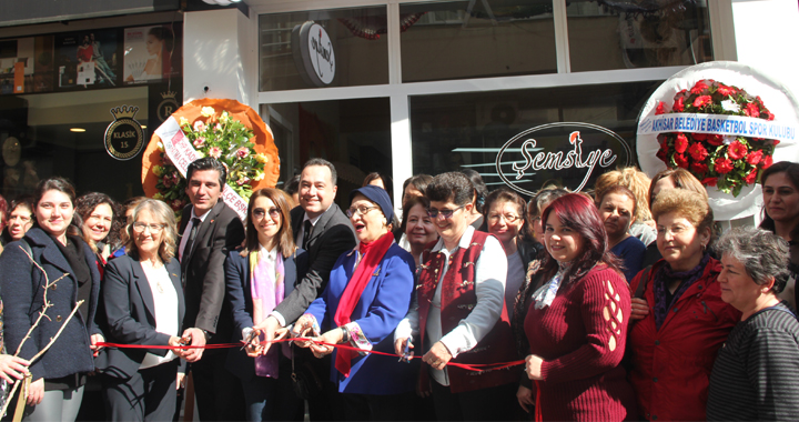Şemsiye Cafe Akhisarlıların hizmetine açıldı