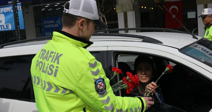 Polis ceza için değil, çiçek vermek için durdurdu