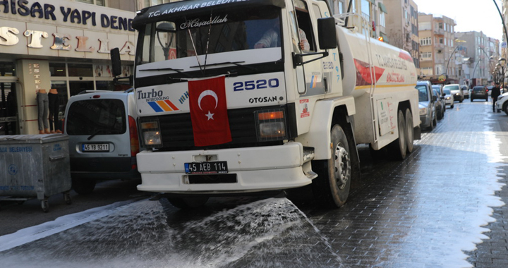 Akhisar Belediyesi, salgın hastalıklara karşı sokakları yıkıyor