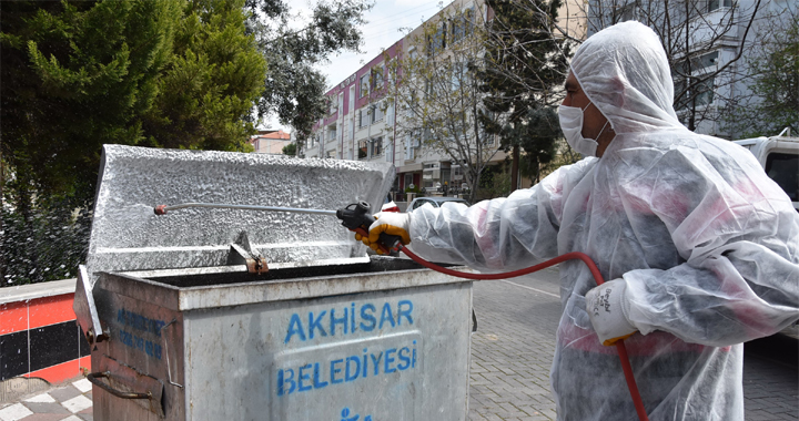 Akhisar’da çöp konteynerleri dezenfekte ediliyor