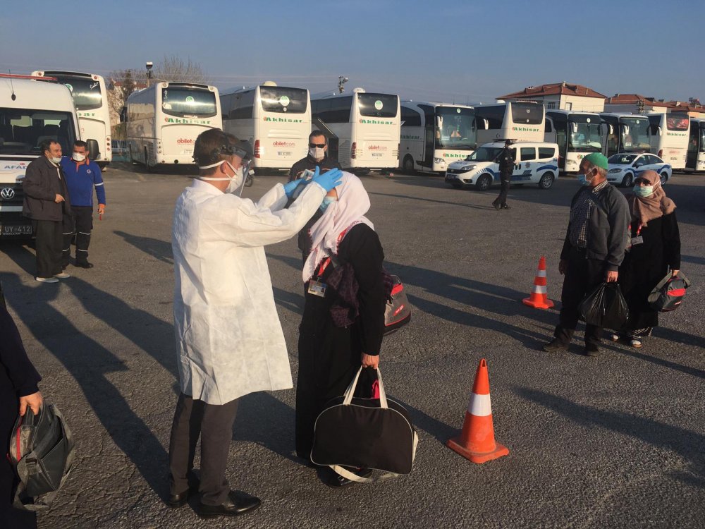 14 günlük karantina bitti, Umreciler Manisa'ya döndü