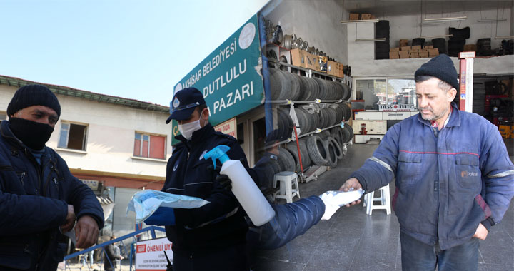 Akhisar’da belediye ücretsiz maske ve el dezenfektanı dağıtıyor