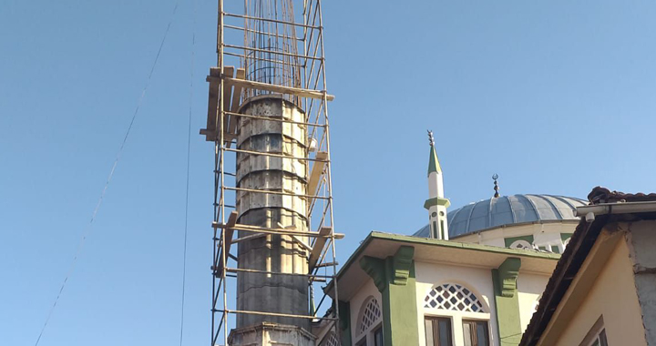 Depremde zarar gören minare yenileniyor