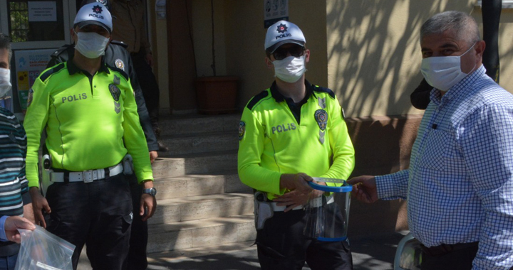 Akhisar Bilim Sanat Merkezi’nden emniyete yüz koruyucu maske siperlik