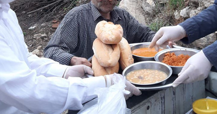 Din görevlilerinden mahalleye sıcak yemek