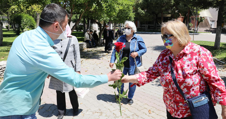 Akhisar Belediyesi sokaklardaki 65 yaş üzeri anneleri unutmadı