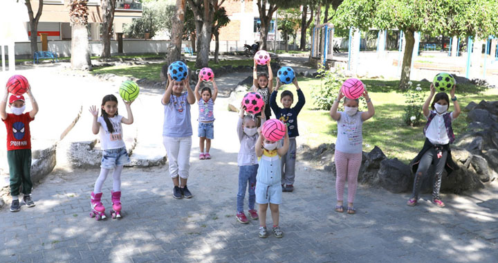 Belediye Başkanı Besim Dutlulu çocukları sevindirdi
