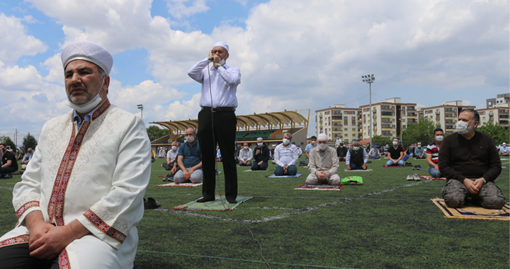 Akhisar’da 74 gün sonra ilk Cuma namazı kılındı