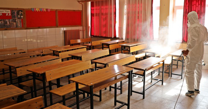 Akhisar Belediyesi, sınav öncesinde okulları dezenfekte etti