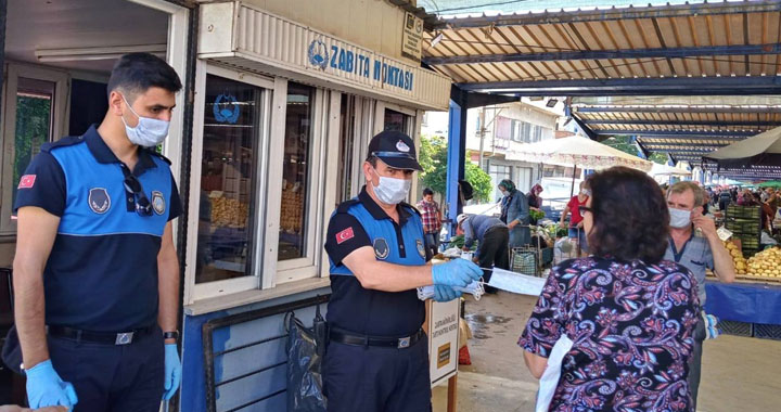 Akhisar Belediyesi’nden Pazar yerlerinde ücretsiz maske dağıtımı ve dezenfektan