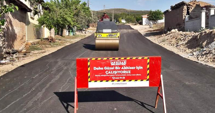 Akhisar Belediyesi’nden 1 yılda 11 bin ton sıcak asfalt