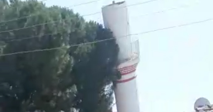 Çarşı Camii’nin minaresi yıkıldı