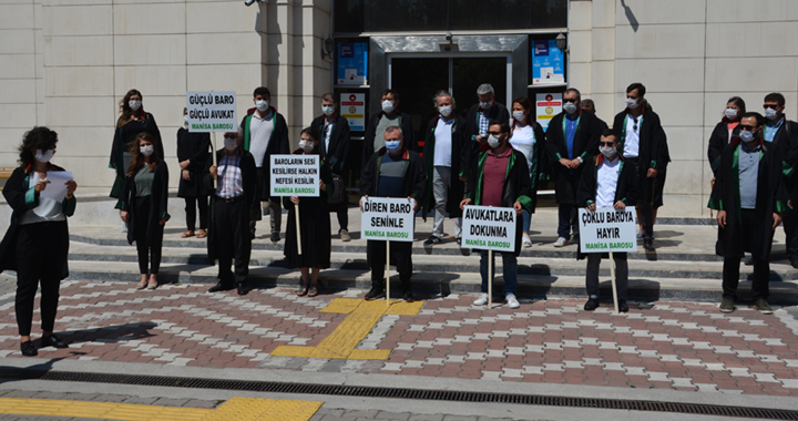 Akhisarlı Avukatlar Adliye önünde oturma eylemi yaptı