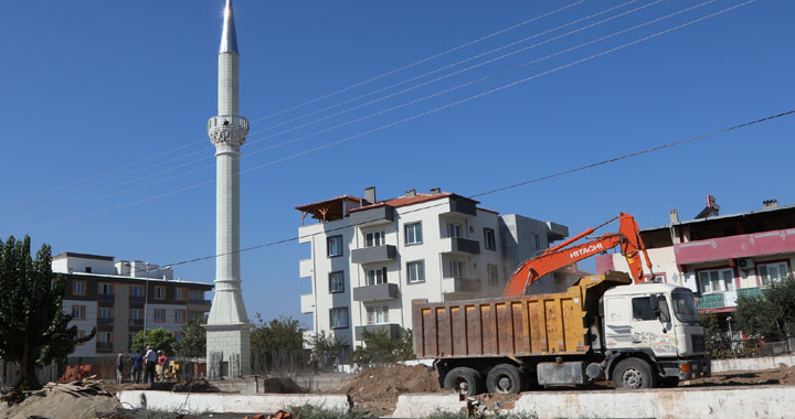 Depremde hasar görüp yıkılan camiye belediye destek çıktı