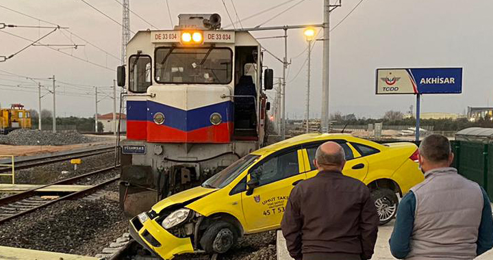Akhisar'da tren kazası: Şoför son anda kurtuldu!