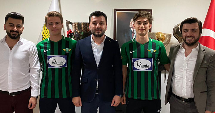 Akhisarspor’da altyapıdan 3 oyuncuyu profesyonel yaptı