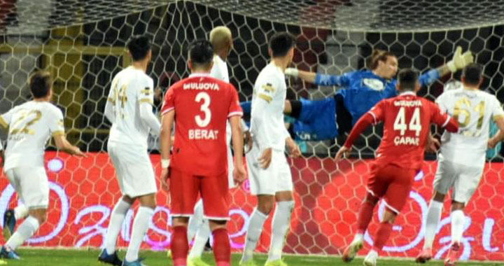 Akhisarspor, Balıkesir'de 9 kişi kaldığı maçı 3-0 kaybetti