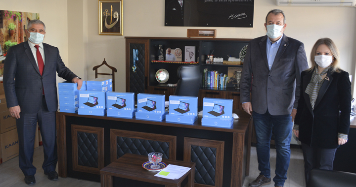 Akhisar Ticaret Borsası’ndan öğrencilere tablet