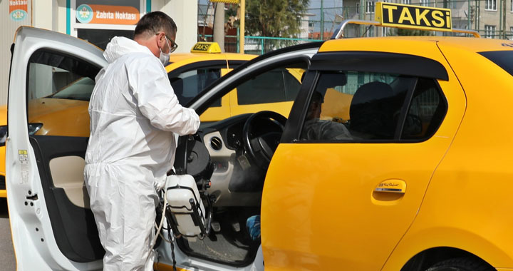 Akhisar Belediyesi kentteki tüm taksileri dezenfekte ediyor