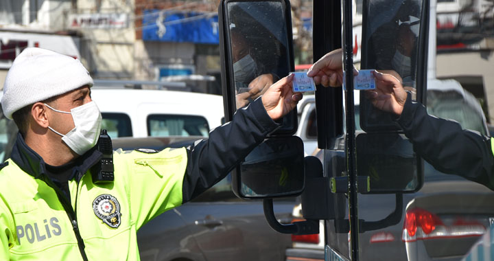 Akhisar’da toplu ulaşıma maske ve mesafe denetimi