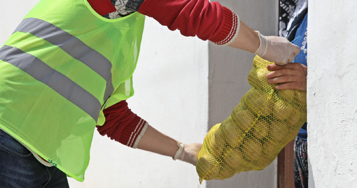 Akhisar Belediyesi, ihtiyaç sahiplerine ücretsiz patates dağıtıyor