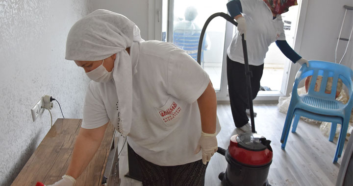 Akhisar'da evde bakım ve temizlik hizmeti gönülleri fethediyor