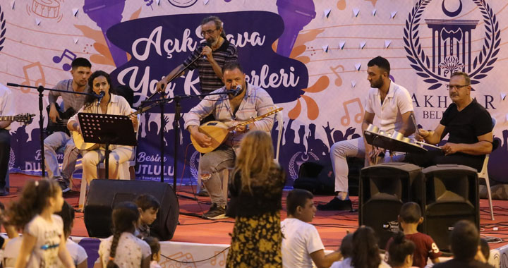 Akhisar Belediyesi açık hava yaz konserleri büyük ilgi görüyor