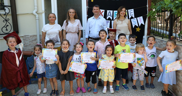 Akhisar Belediyesi Mahalle Kreşi ilk mezunlarını verdi