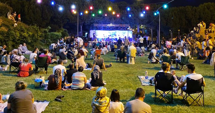 Akhisar’da Açık Hava Yaz Konserleri yine çok renkli